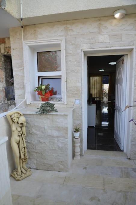 Isabella Court Townhouse Near Venus Beach And Lidl Paphos Exterior photo
